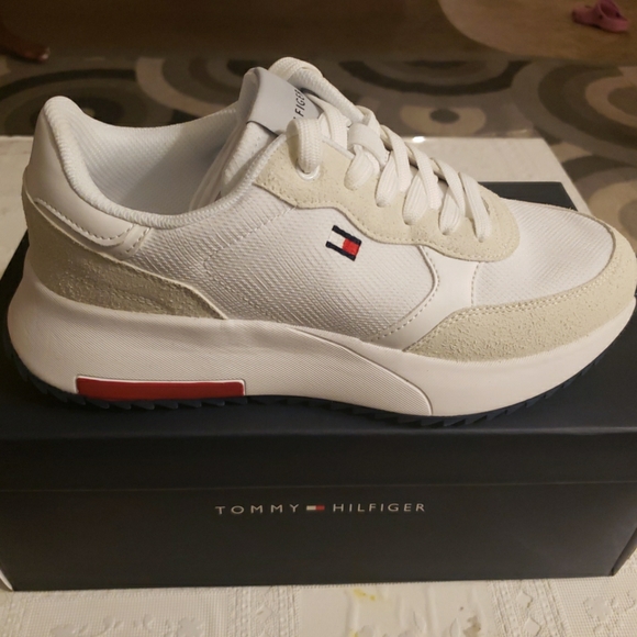 Tommy Hilfiger women's Sneakers Size 8.5 M. White 140 TwZIDYA. - Picture 3 of 8